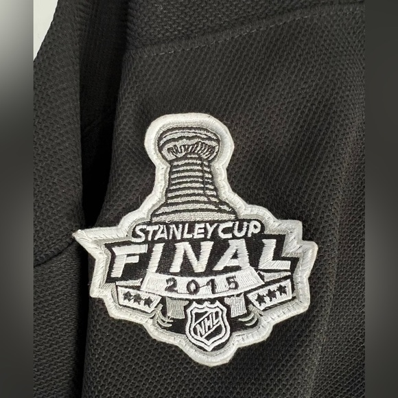 🔥Jonathan Toews Black 2015 Stanley Cup Blackhawks Authentique Reebok Jersey NWT - Picture 3 of 10